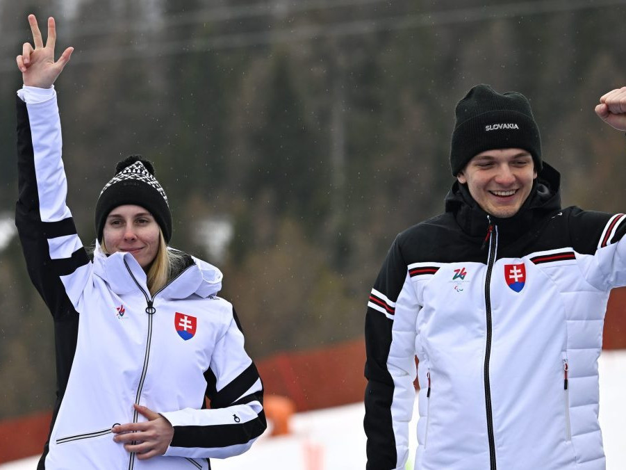 Na snímke vľavo slovenská paraalpská lyžiarka Alexandra Rexová s navádzačom Matúšom Ďurišom.