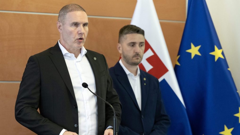 Zástupca riaditeľa Úradu inšpekčnej služby a súčasne riaditeľ útvaru inšpekcie Milan Maškara a vpravo šéf inšpekčného tímu VERITAS Juraj Lukáč.