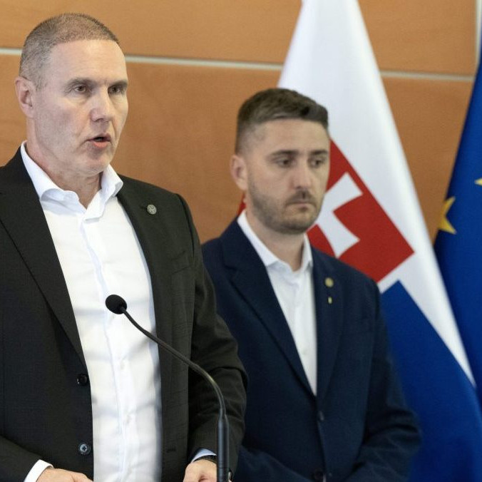 Zástupca riaditeľa Úradu inšpekčnej služby a súčasne riaditeľ útvaru inšpekcie Milan Maškara a vpravo šéf inšpekčného tímu VERITAS Juraj Lukáč.