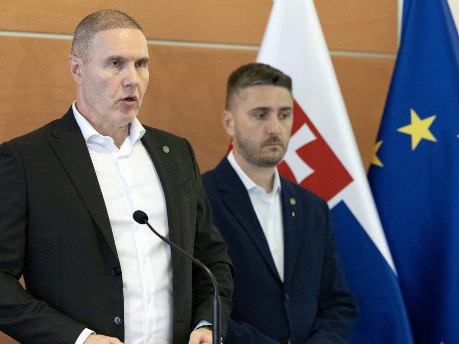 Zástupca riaditeľa Úradu inšpekčnej služby a súčasne riaditeľ útvaru inšpekcie Milan Maškara a vpravo šéf inšpekčného tímu VERITAS Juraj Lukáč.