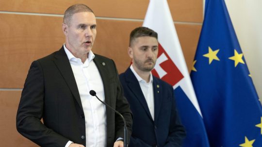 Zástupca riaditeľa Úradu inšpekčnej služby a súčasne riaditeľ útvaru inšpekcie Milan Maškara a vpravo šéf inšpekčného tímu VERITAS Juraj Lukáč.