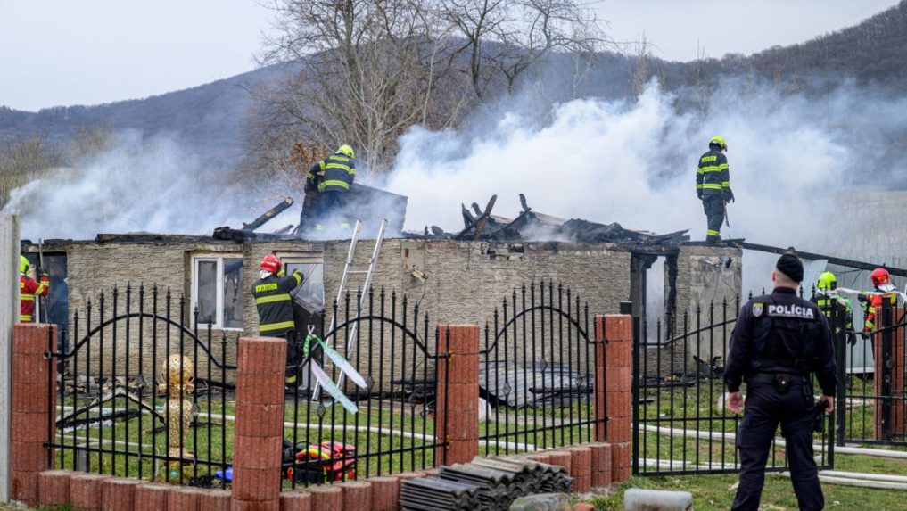 hasiči zasahujú pri požiari v Mirkovciach