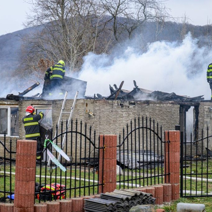 hasiči zasahujú pri požiari v Mirkovciach