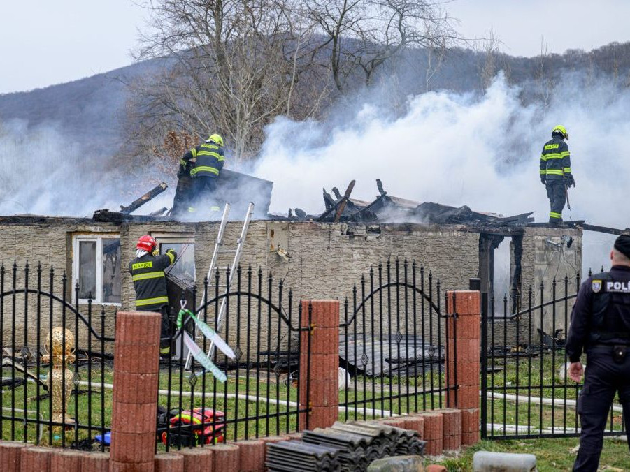 hasiči zasahujú pri požiari v Mirkovciach