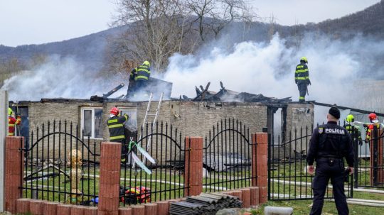 hasiči zasahujú pri požiari v Mirkovciach
