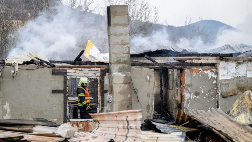 Hasiči zasahuj&uacute; po požiari obydl&iacute; v osade pri Mirkovciach.