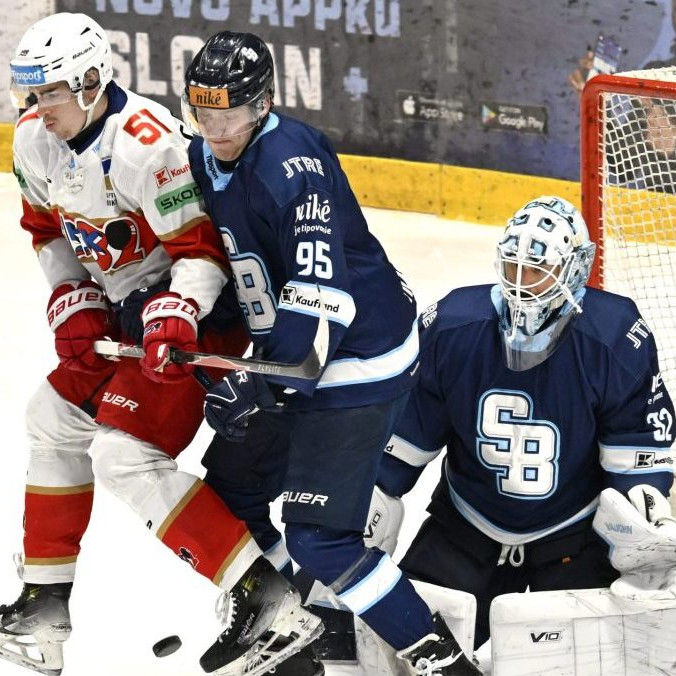 Hráči Slovana pred vlastnou bránkou.