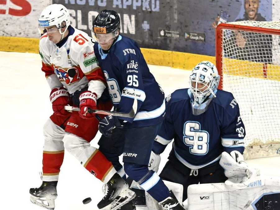 Hráči Slovana pred vlastnou bránkou.