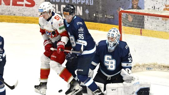 Hráči Slovana pred vlastnou bránkou.