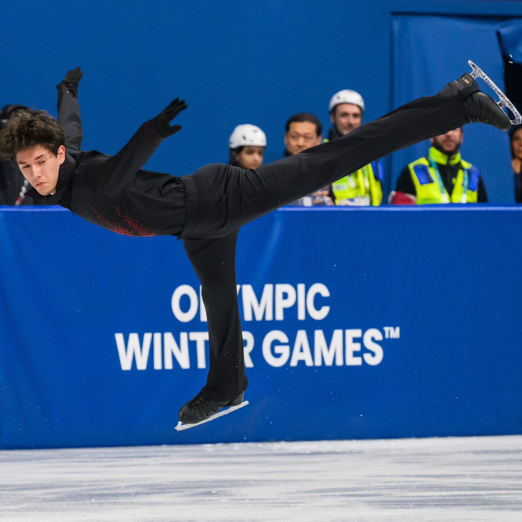 Adam Hagara počas krátkeho programu na OH 2026.