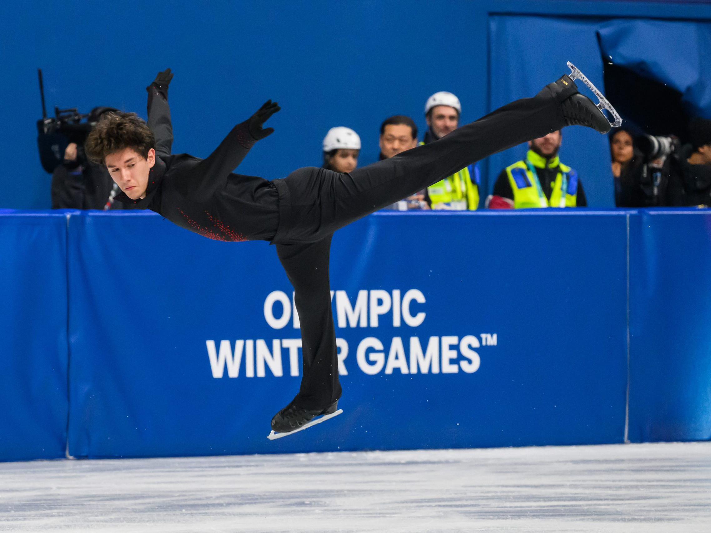 Adam Hagara počas krátkeho programu na OH 2026.
