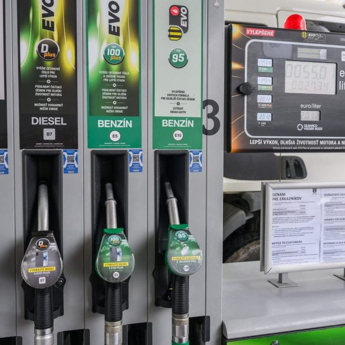 SR pohonné látky ceny 12.týždeň 2026 BAX Cena nafty sa v 12. týždni nadpriemerne zvýšila Na snímke oznam v súvislosti s cenou motorovej nafty na čerpacej stanici v Bratislave.
