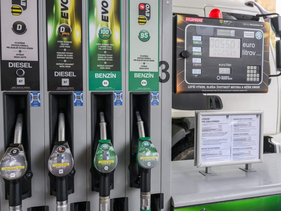 SR pohonné látky ceny 12.týždeň 2026 BAX Cena nafty sa v 12. týždni nadpriemerne zvýšila Na snímke oznam v súvislosti s cenou motorovej nafty na čerpacej stanici v Bratislave.