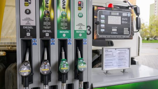 SR pohonné látky ceny 12.týždeň 2026 BAX Cena nafty sa v 12. týždni nadpriemerne zvýšila Na snímke oznam v súvislosti s cenou motorovej nafty na čerpacej stanici v Bratislave.