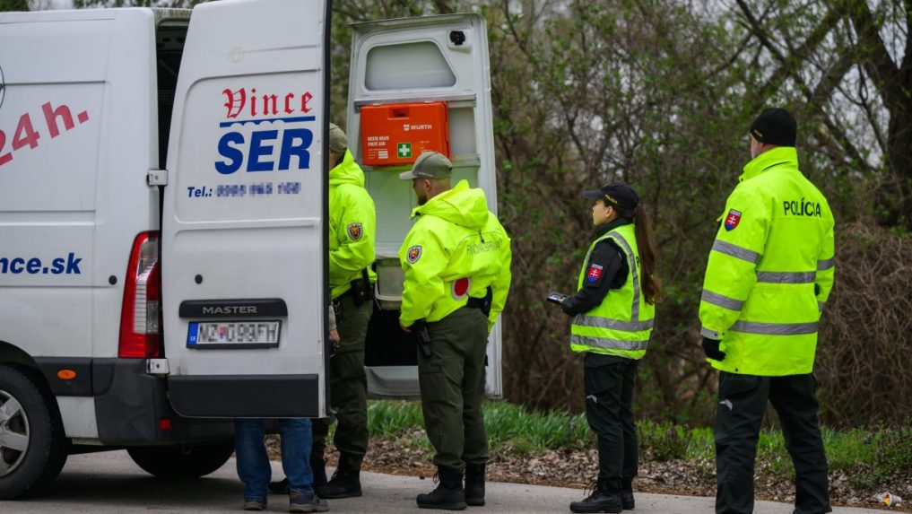Na snímke policajná akcia.