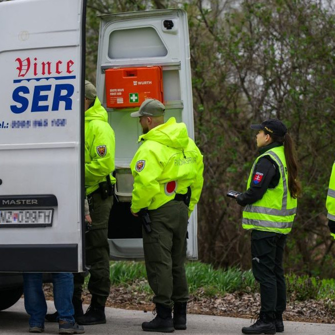 Na snímke policajná akcia.