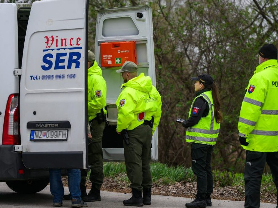 Na snímke policajná akcia.