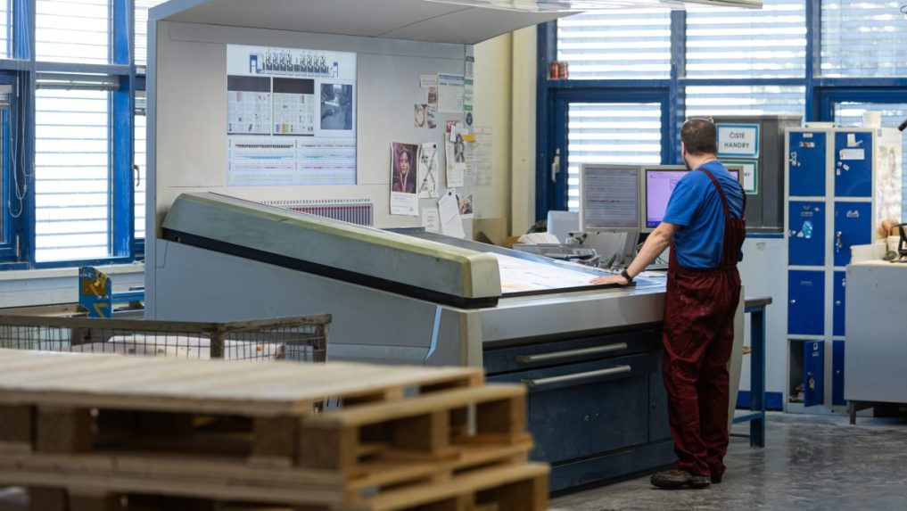 Zamestnanec pracuje vo výrobných priestoroch Neografie.