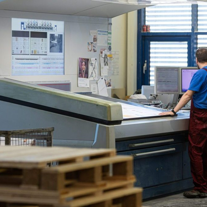 Zamestnanec pracuje vo výrobných priestoroch Neografie.