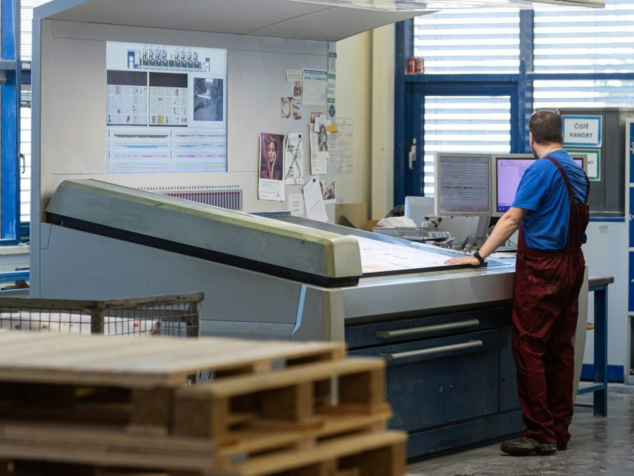 Zamestnanec pracuje vo výrobných priestoroch Neografie.