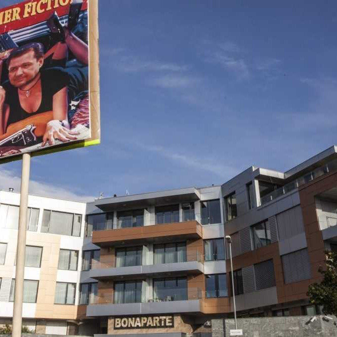 Transparenty počas protestu pred komplexom Bonaparte.