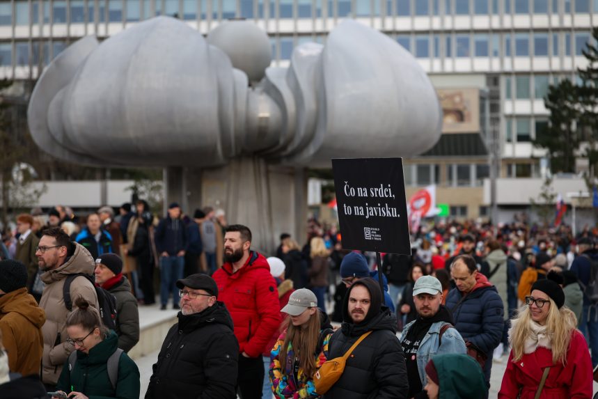 Na snímke účastníci protestného zhromaždenia.