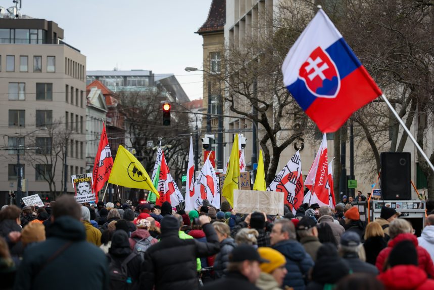 Na snímke účastníci protestného zhromaždenia.