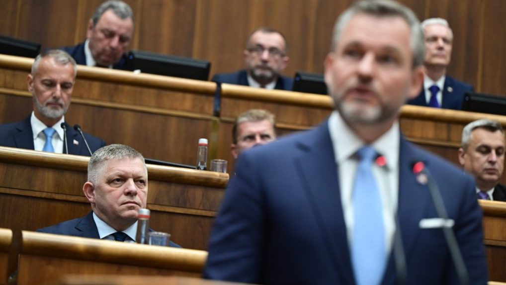 V popredí prezident Peter Pellegrini a premiér Robert Fico v pozadí.
