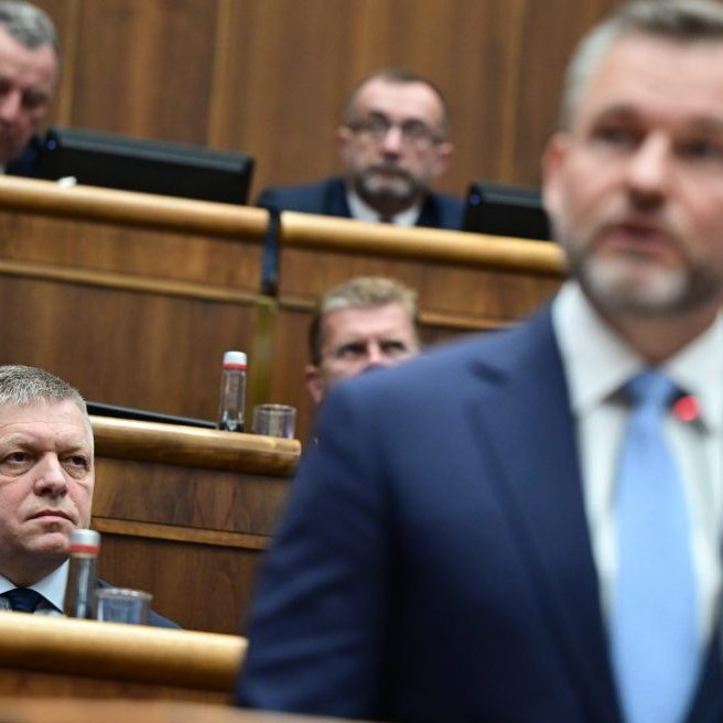 V popredí prezident Peter Pellegrini a premiér Robert Fico v pozadí.