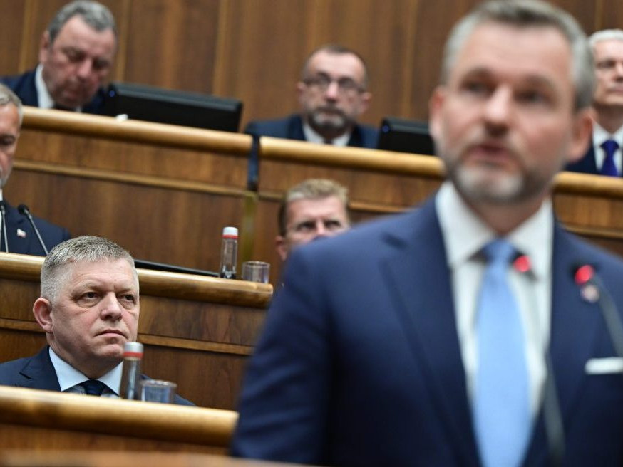 V popredí prezident Peter Pellegrini a premiér Robert Fico v pozadí.