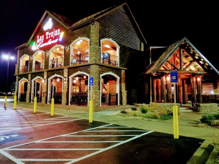 Na snímke reštaurácia, v ktorej žene naservírovali žiletku.