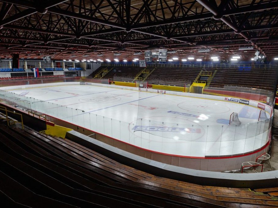 Zimný štadión Vladimíra Dzurillu v bratislavskom Ružinove.