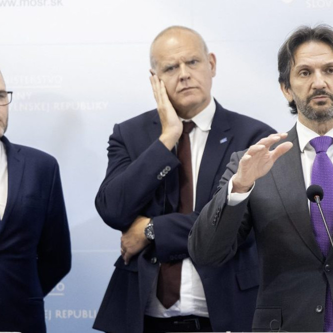 Vpravo minister obrany Robert Kaliňák po podpise memoranda medzi EURENCO a ZVS holding.