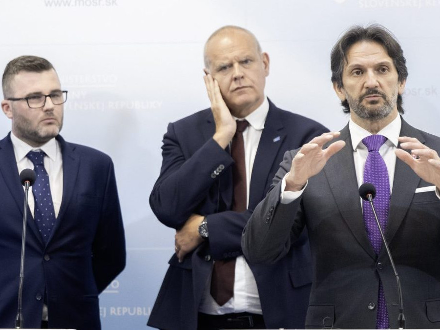 Vpravo minister obrany Robert Kaliňák po podpise memoranda medzi EURENCO a ZVS holding.