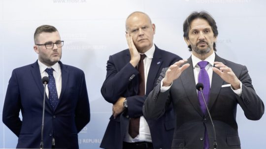 Vpravo minister obrany Robert Kaliňák po podpise memoranda medzi EURENCO a ZVS holding.