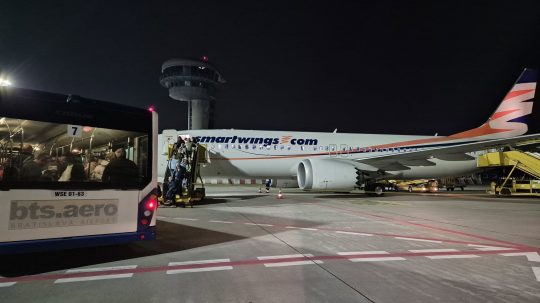 Na snímke vystupujú turisti z lietadla na bratislavskom letisku.