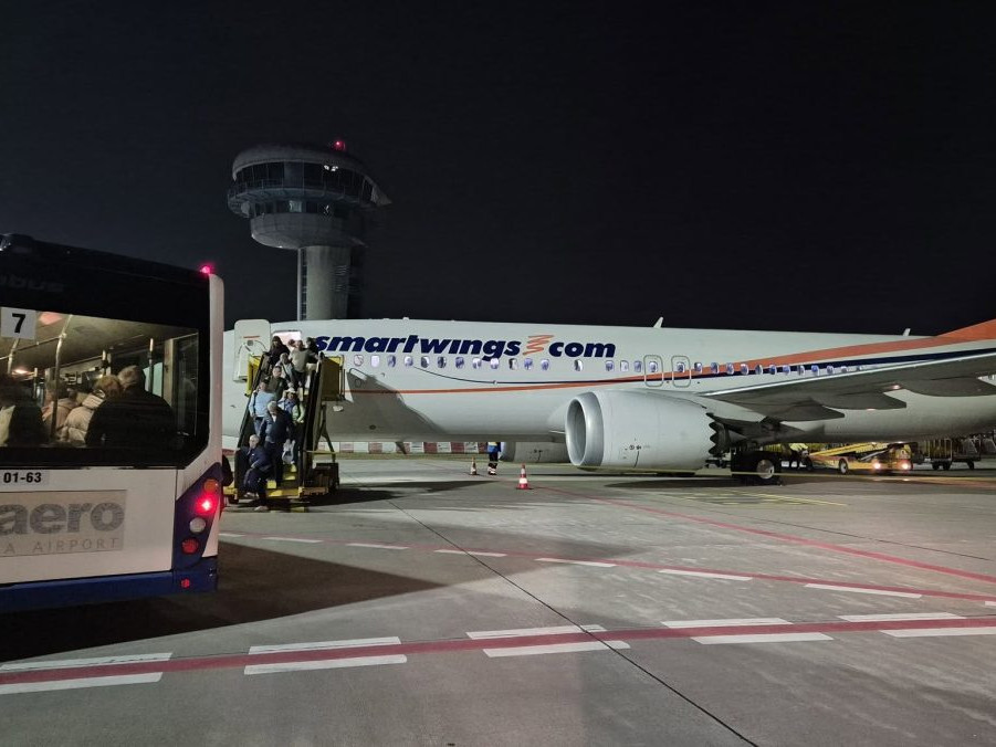 Na snímke vystupujú turisti z lietadla na bratislavskom letisku.