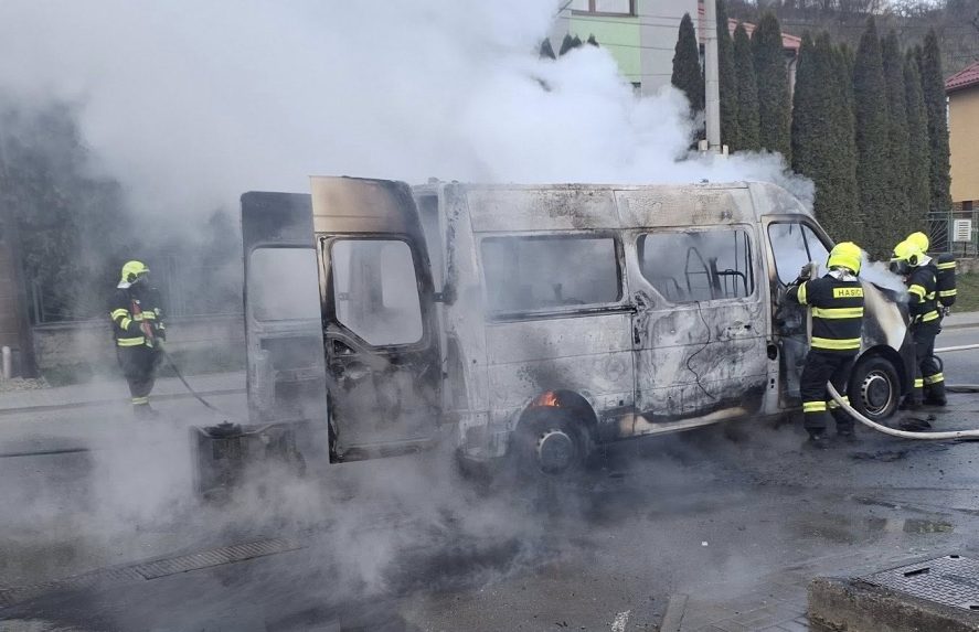 Hasiči zasahuj&uacute; pri požiari dod&aacute;vky v Pre&scaron;ove.