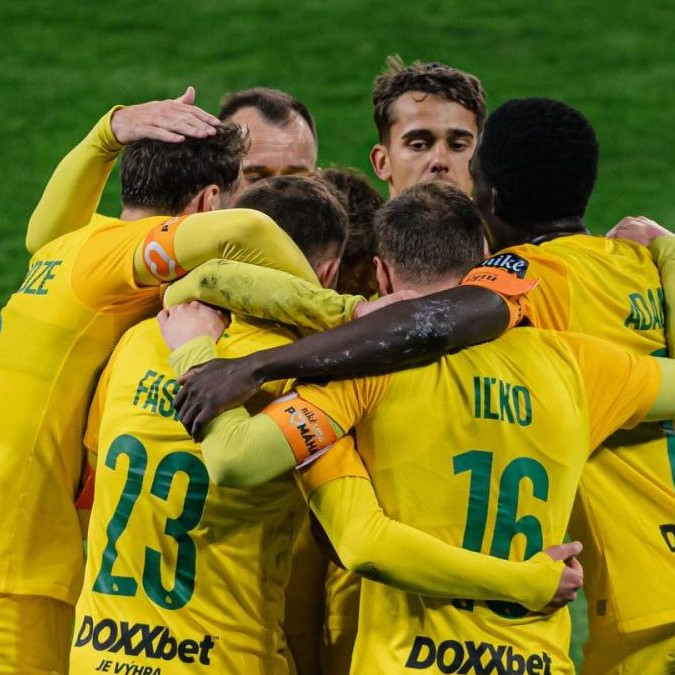 Futbalisti Žiliny oslavujú gól.