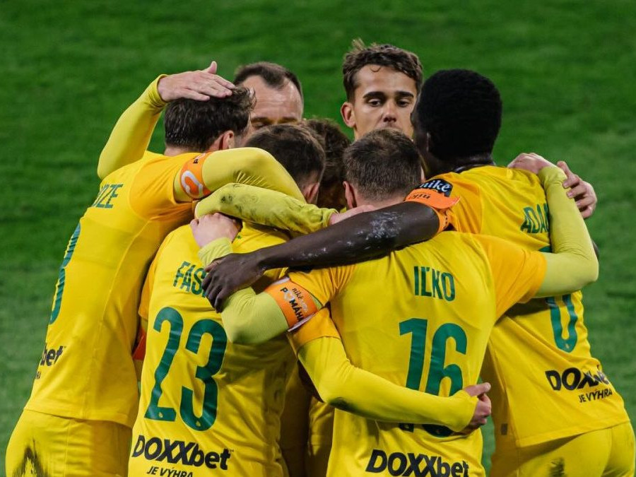 Futbalisti Žiliny oslavujú gól.