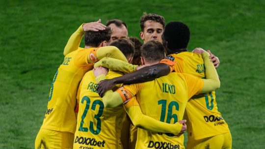 Futbalisti Žiliny oslavujú gól.