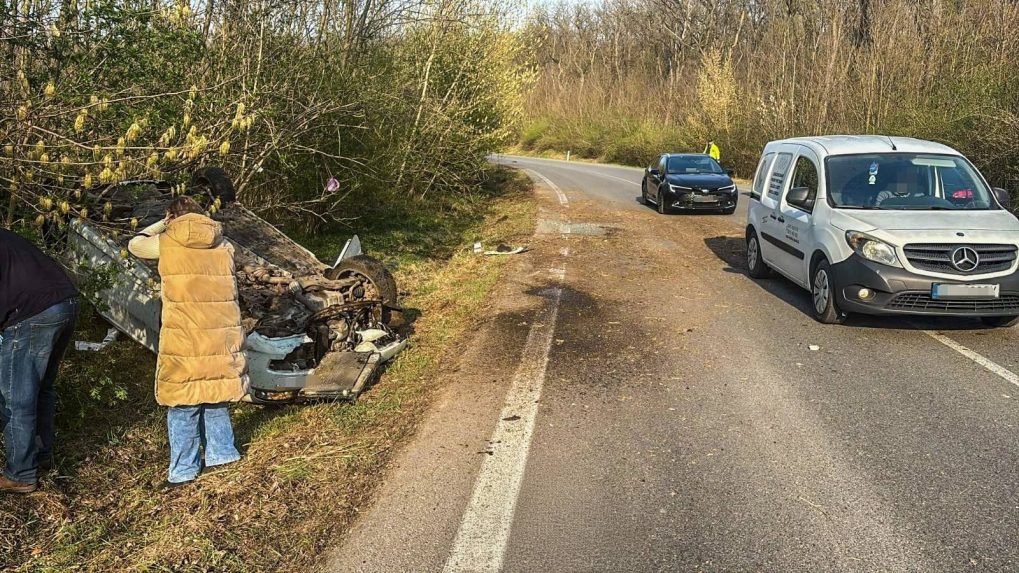 Na sn&iacute;mke auto po nehode medzi Kr&aacute;ľovsk&yacute;m Chlmcom a Sv&auml;tu&scaron;ami.