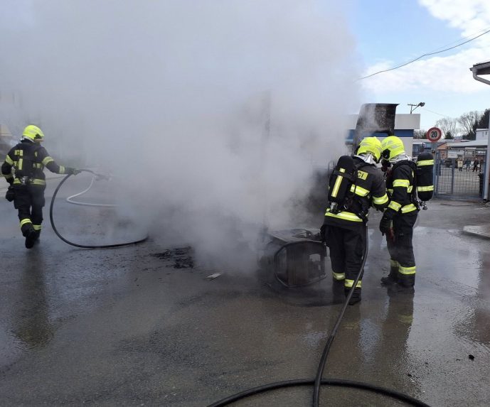 Hasiči zasahuj&uacute; pri požiari dod&aacute;vky v Pre&scaron;ove.