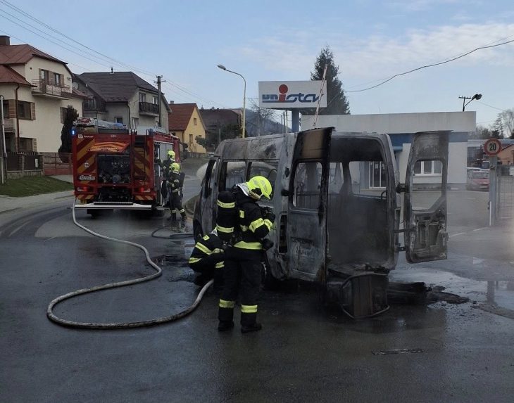 Hasiči zasahuj&uacute; pri požiari dod&aacute;vky v Pre&scaron;ove.