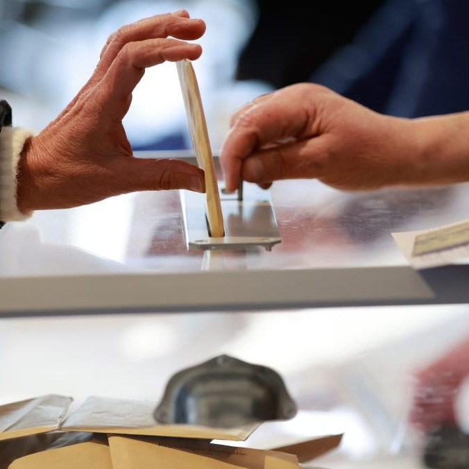 V prvom kole francúzskych komunálnych volieb bodovali najmä extrémistické strany.