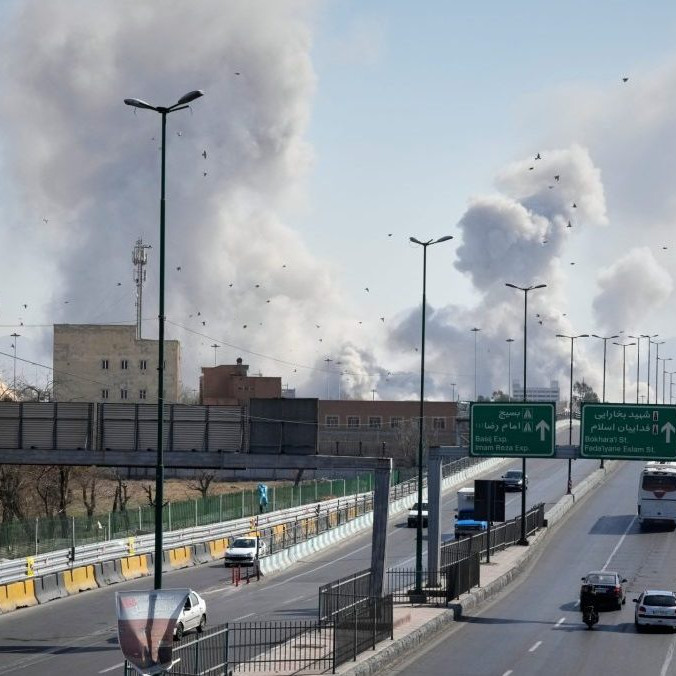 Na snímke dym nad Teheránom.