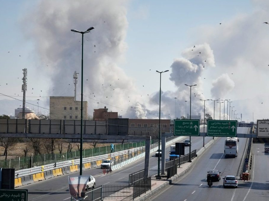 Na snímke dym nad Teheránom.