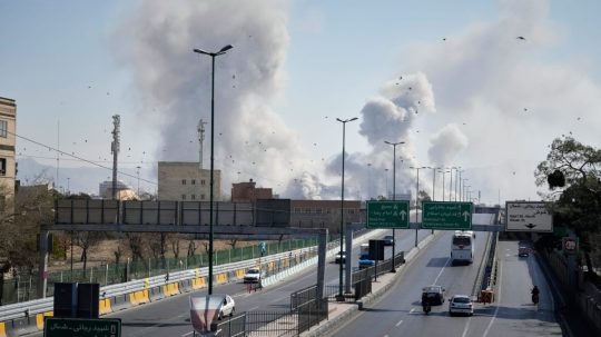 Na snímke dym nad Teheránom.