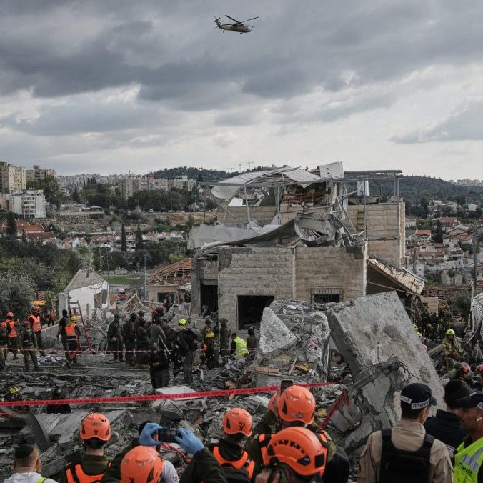 Záchranári a vojaci zasahujú na mieste, kde zahynulo niekoľko ľudí po odvetnom útoku Iránu v meste Bejt Šemeš.
