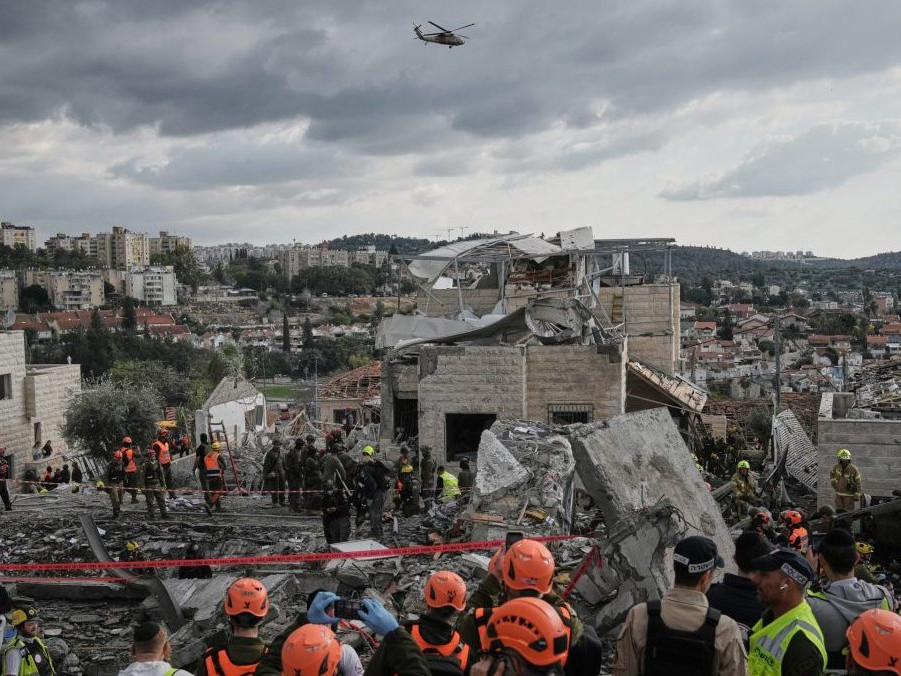 Záchranári a vojaci zasahujú na mieste, kde zahynulo niekoľko ľudí po odvetnom útoku Iránu v meste Bejt Šemeš.